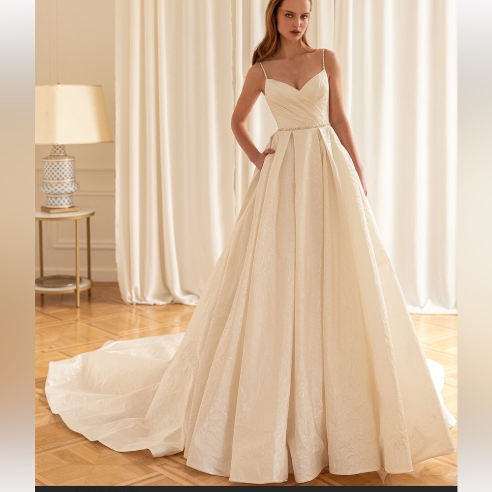 EVA LENDEL “Jennie” Low Back Luxurious Cream Wedding Dress Size 42